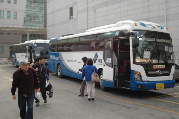 버스 2대에 나눠 30일 오후 1시 30반 성남아트센터 출발